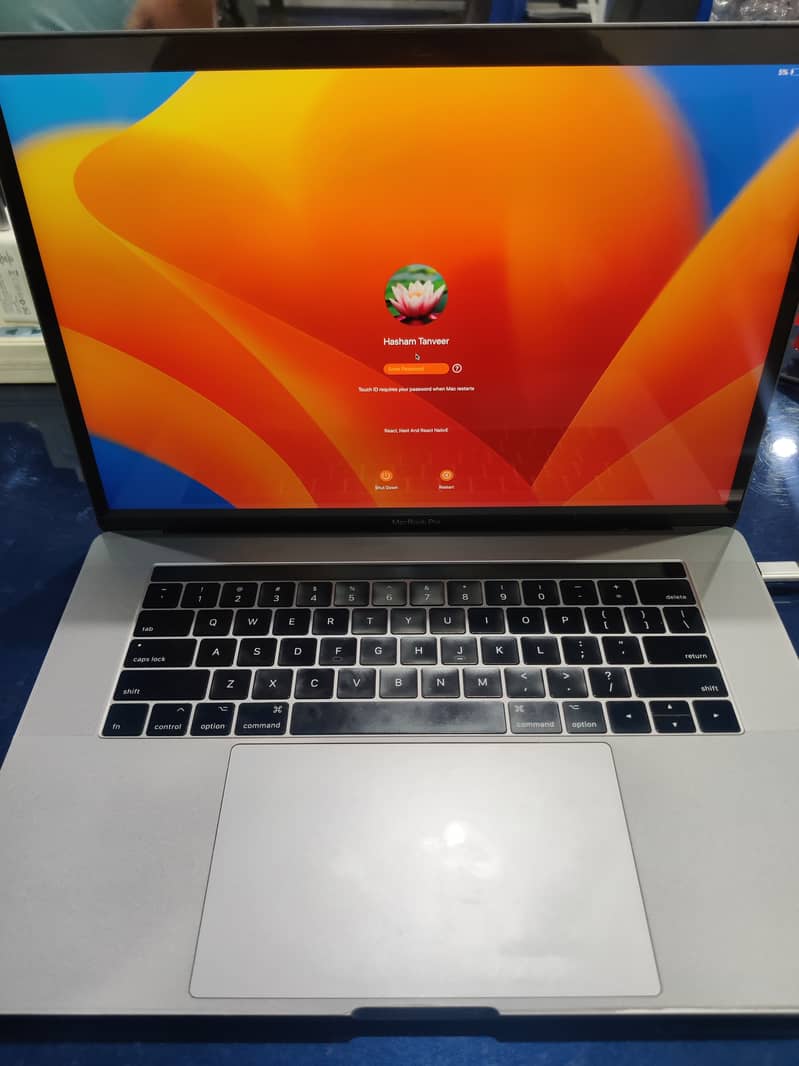 Macbook 2017 pro 15.4 inches 3