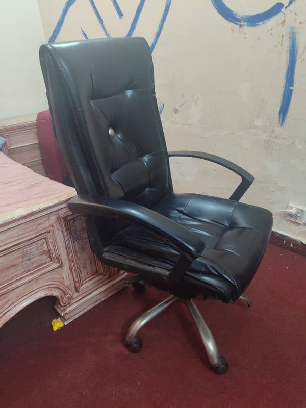 black leather office chair 1