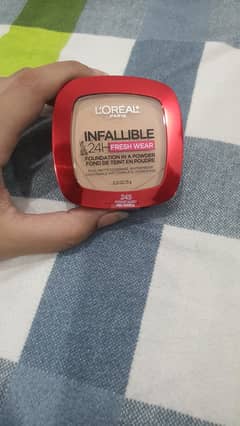 L'ORÉAL paris Infallible 24H fresh wear foundation in a powder