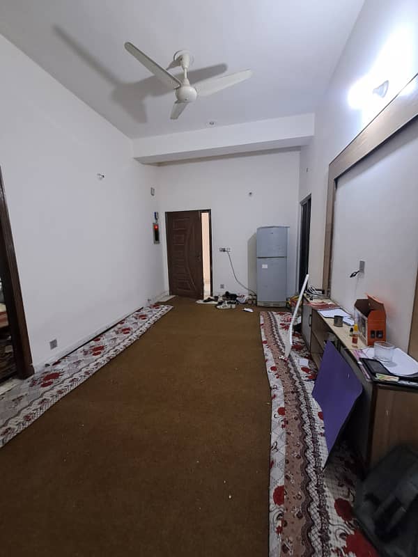 Silent Office Bachelors Job Holders Students Flats Available 3