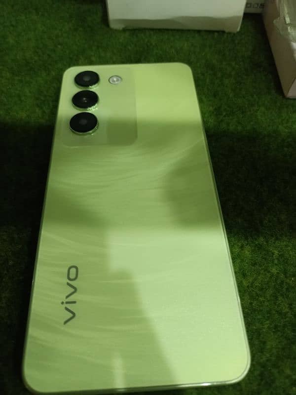 VIVO Y100 1