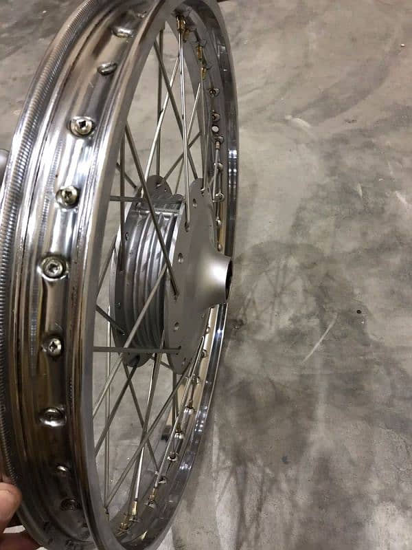 Suzuki GS 150 Front Wheel 4