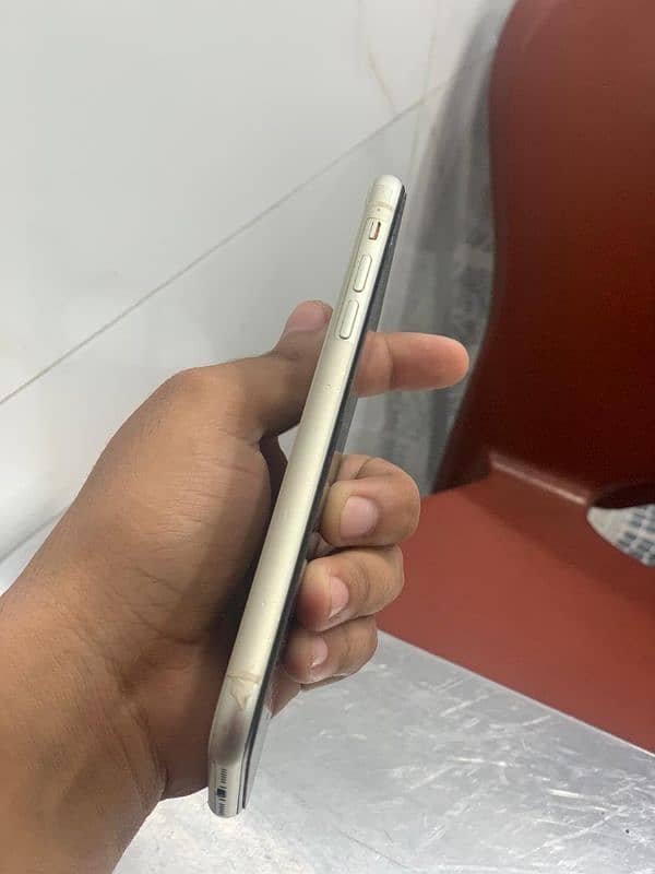 IPhone 11 jv 64GB health84% urgent sale. 4