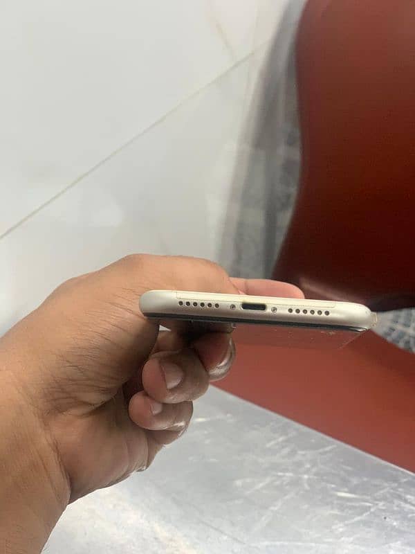 IPhone 11 jv 64GB health84% urgent sale. 5