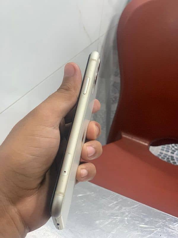 IPhone 11 jv 64GB health84% urgent sale. 6