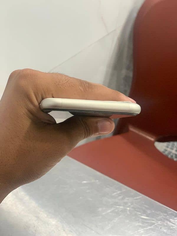 IPhone 11 jv 64GB health84% urgent sale. 7