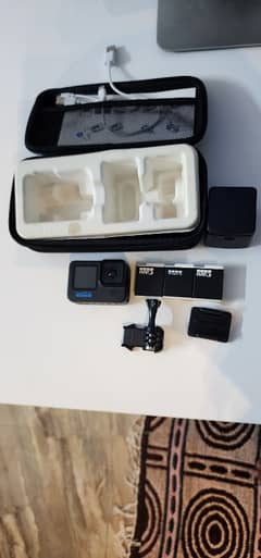 Go Pro Hero 11 2023 with box Pack and 2 extra batteries