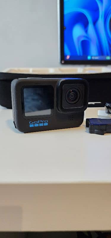 Go Pro Hero 11 2023 with box Pack and 2 extra batteries 2