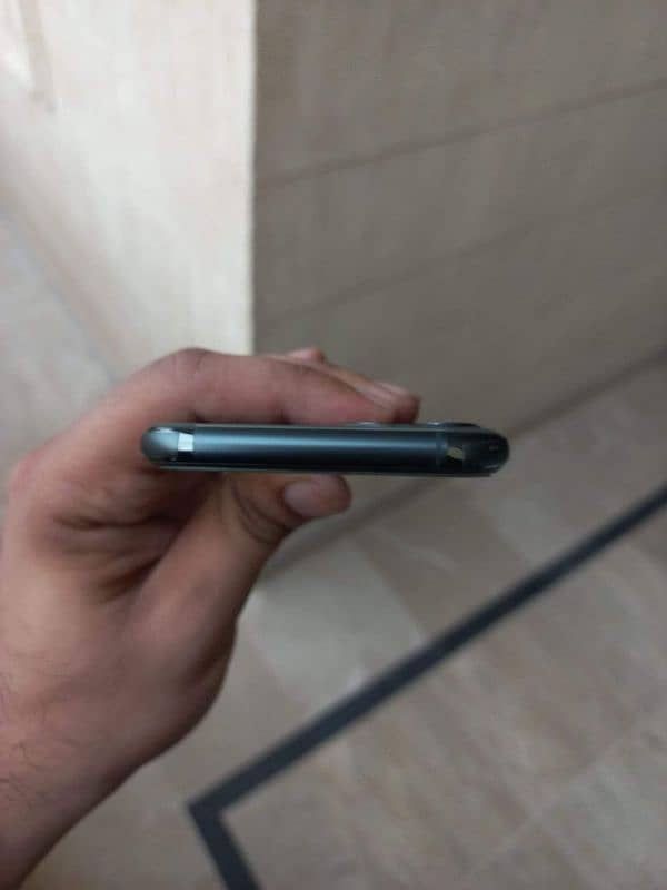 I phone 11 pro 64GB Factory unlocked 4