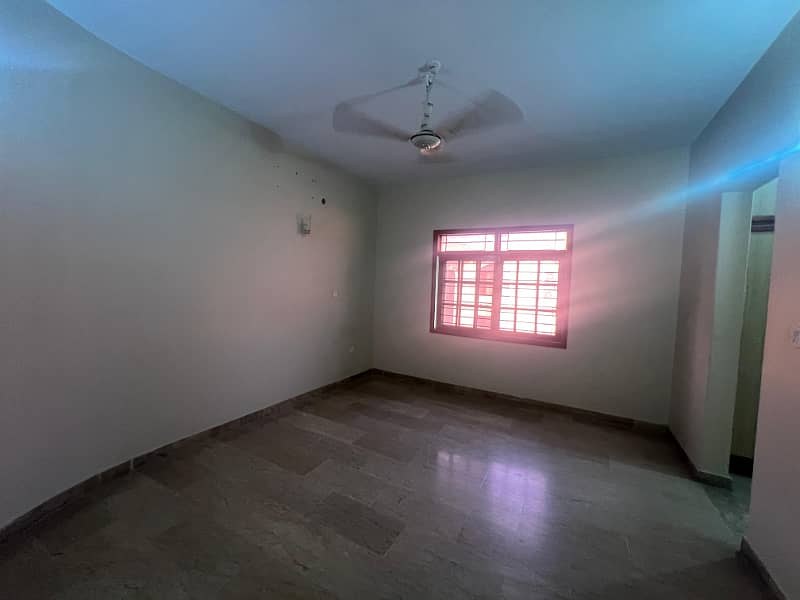 300 Yards Well Maintained Bungalow For Rent 10