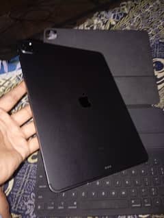 ipad pro 4th gen 12.9 inch 512 GB no scratch plis magic keybaord