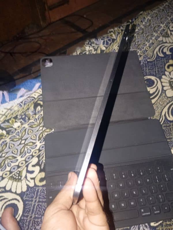 ipad pro 4th gen 12.9 inch 512 GB no scratch plis magic keybaord 4