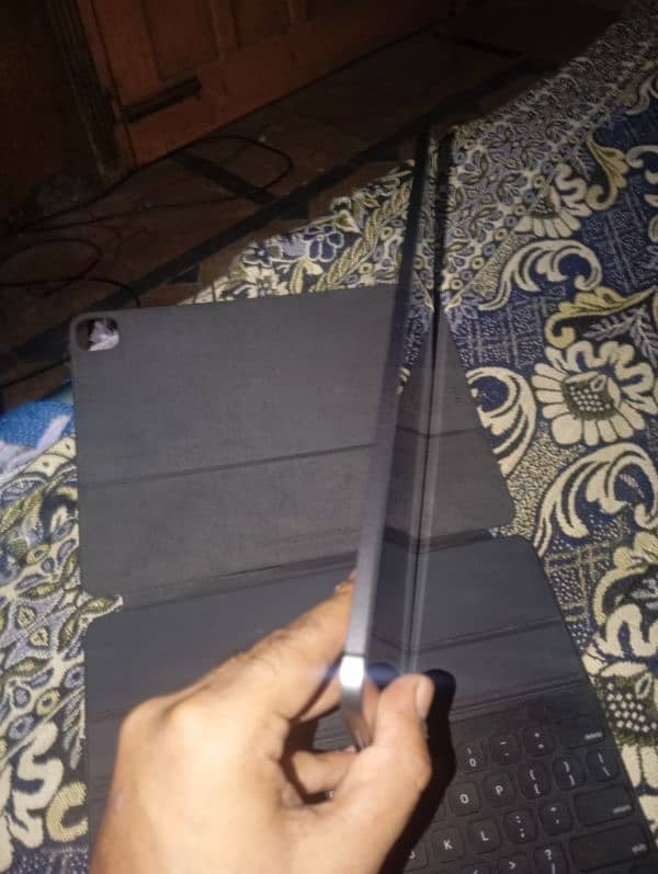 ipad pro 4th gen 12.9 inch 512 GB no scratch plis magic keybaord 5