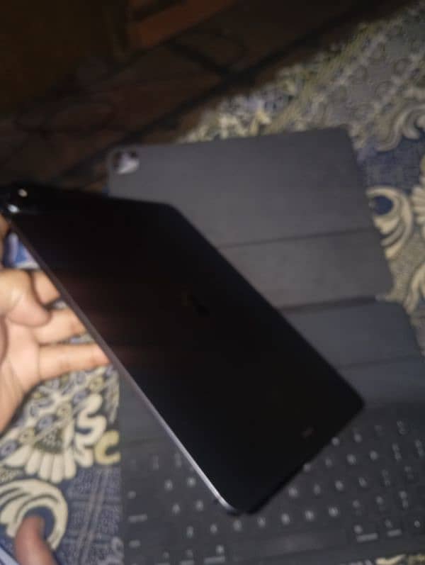 ipad pro 4th gen 12.9 inch 512 GB no scratch plis magic keybaord 7