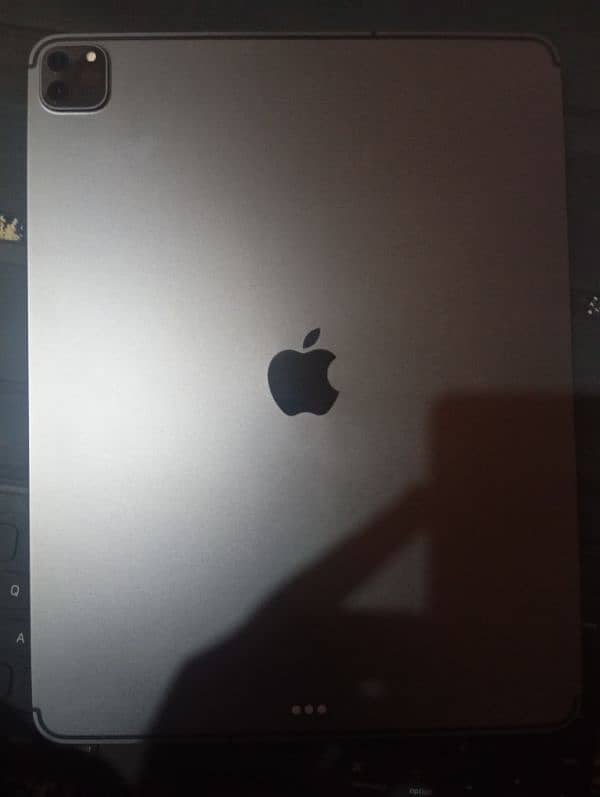 ipad pro 4th gen 12.9 inch 512 GB no scratch plis magic keybaord 11