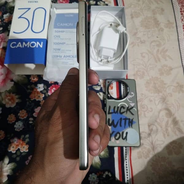 techno camon 30  16 . . 256 GB slightly 10 to 15 day use 8