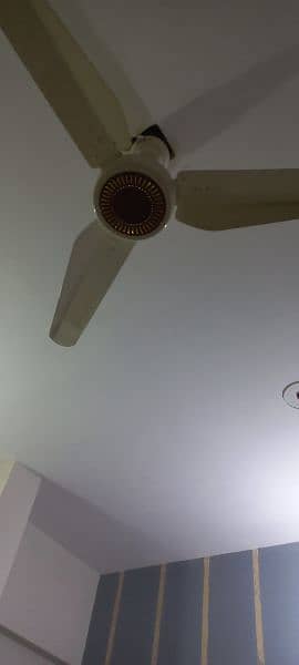 invorter Fan With Remote. 3