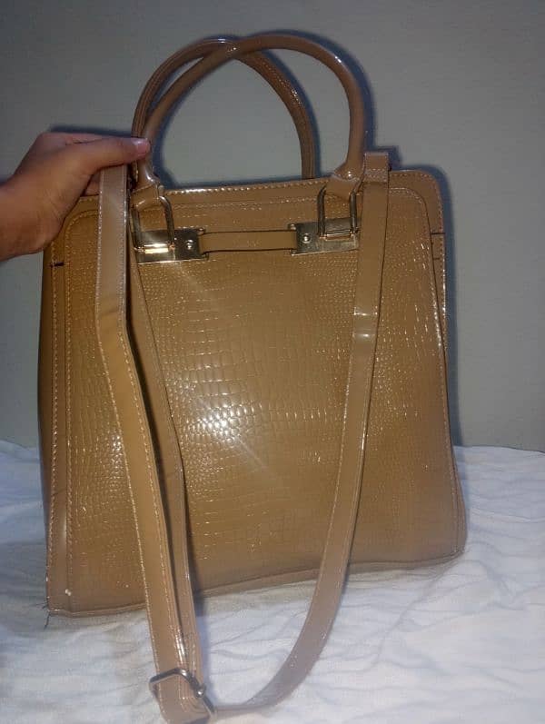 bag in a beige color 0