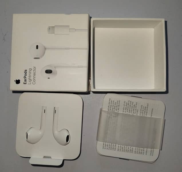 Brand New Apple Earpods with Lightning Connector - Sealed Pack 4