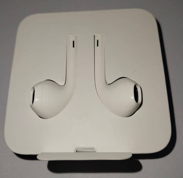 Brand New Apple Earpods with Lightning Connector - Sealed Pack 6