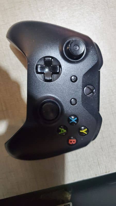 xbox one with controller and 2 original CDs 1