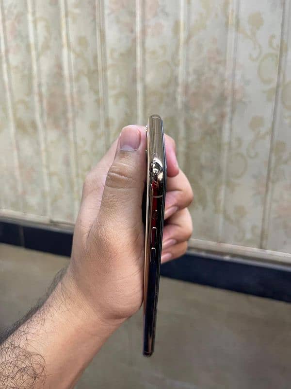 Iphone 11 Pro max. contact no 03009755590 1