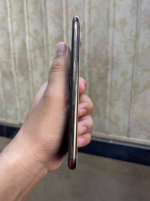 Iphone 11 Pro max. contact no 03009755590 2