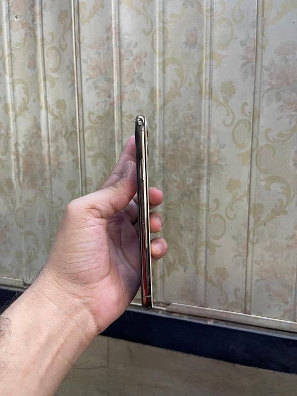 Iphone 11 Pro max. contact no 03009755590 4