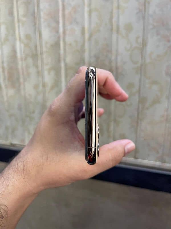 Iphone 11 Pro max. contact no 03009755590 5