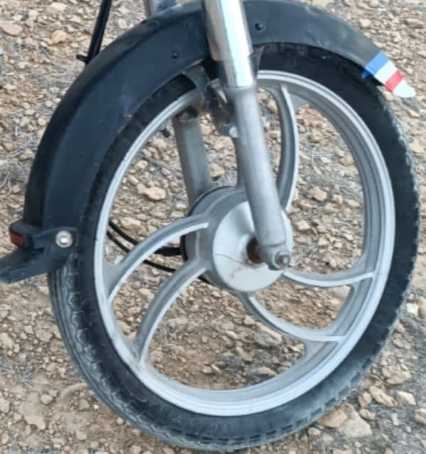 jeling ki original rim h ok condition m h MRI bike py chal Raha h 1