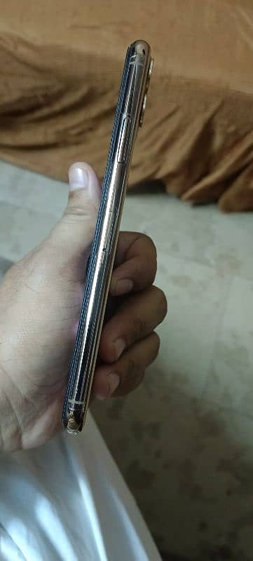 I phone 11 promex condition10/10 mobile in one hand used 3