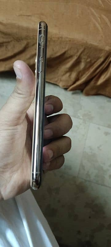 I phone 11 promex condition10/10 mobile in one hand used 5