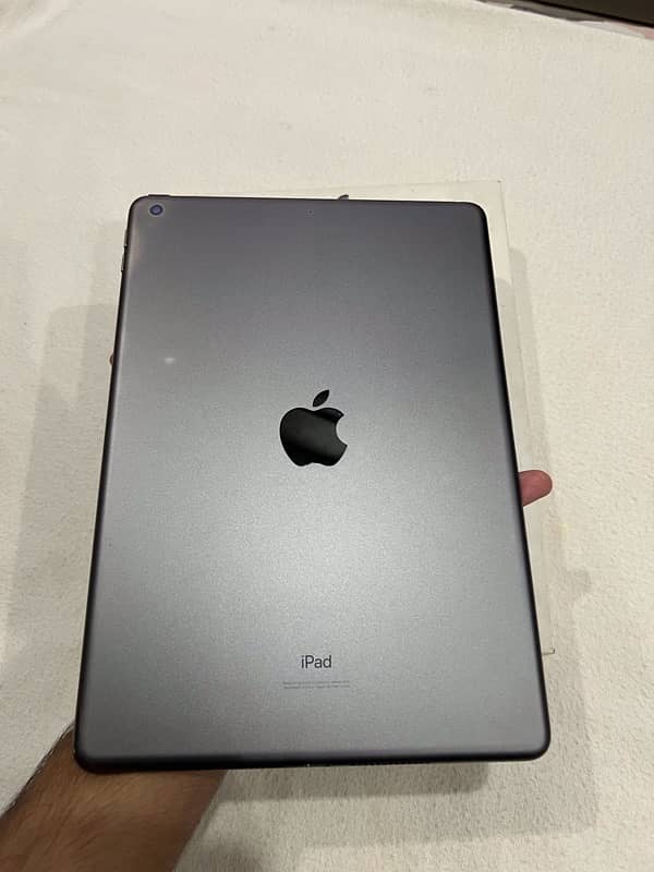 Ipad 7th generation in reasonable rps with box and original back cover 1