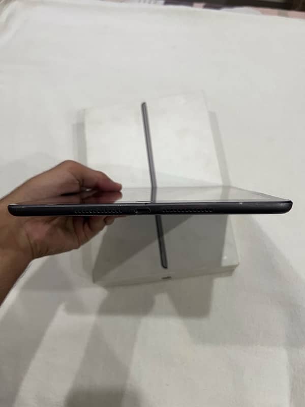 Ipad 7th generation in reasonable rps with box and original back cover 2