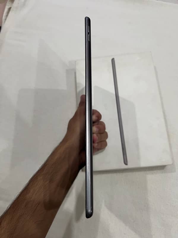 Ipad 7th generation in reasonable rps with box and original back cover 3