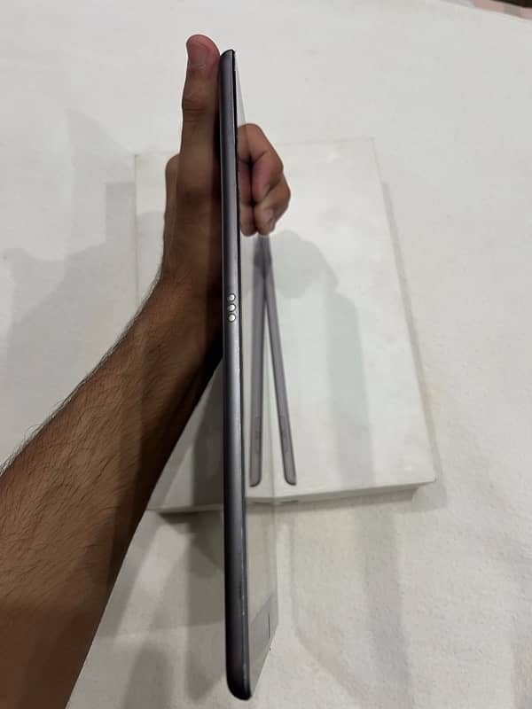 Ipad 7th generation in reasonable rps with box and original back cover 4