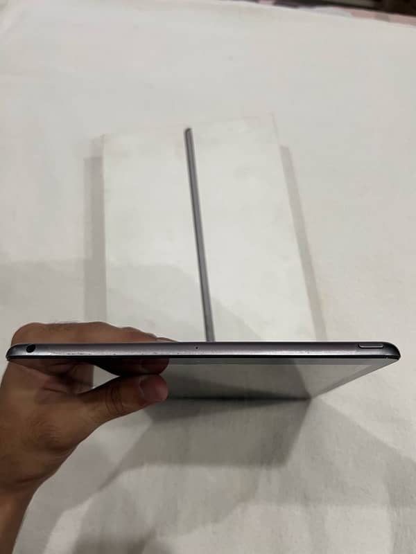 Ipad 7th generation in reasonable rps with box and original back cover 5