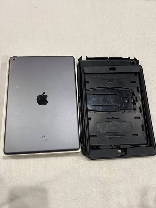 Ipad 7th generation in reasonable rps with box and original back cover 8