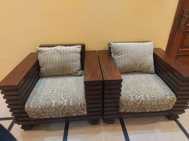 5 seater sofa in excellent condition for urgent sale 2