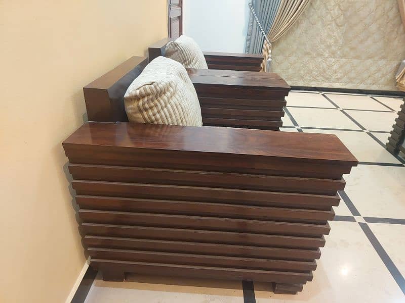 5 seater sofa in excellent condition for urgent sale 3