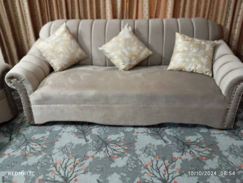 6 seater sofa set in mint condition 3