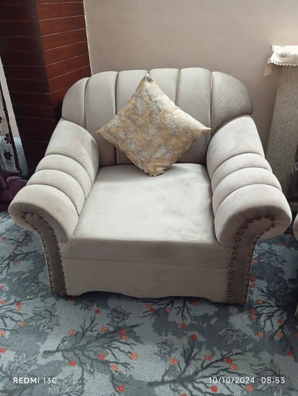 6 seater sofa set in mint condition 8