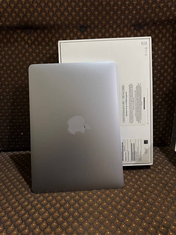 Macbook Air M1 8/256 gb perfect condition 11