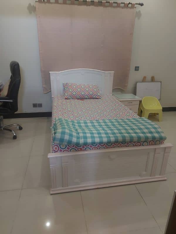 single bed with one side table 0