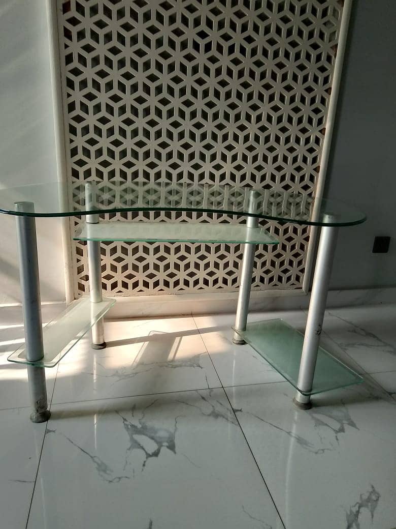 GLASS TABLE with ALUMINIUM STAND 3