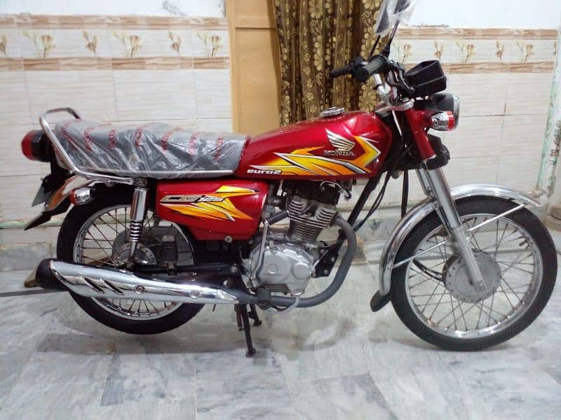 WhatsApp contact 0320.4576. 683 Honda 125 cc Red color engine ok hai 0