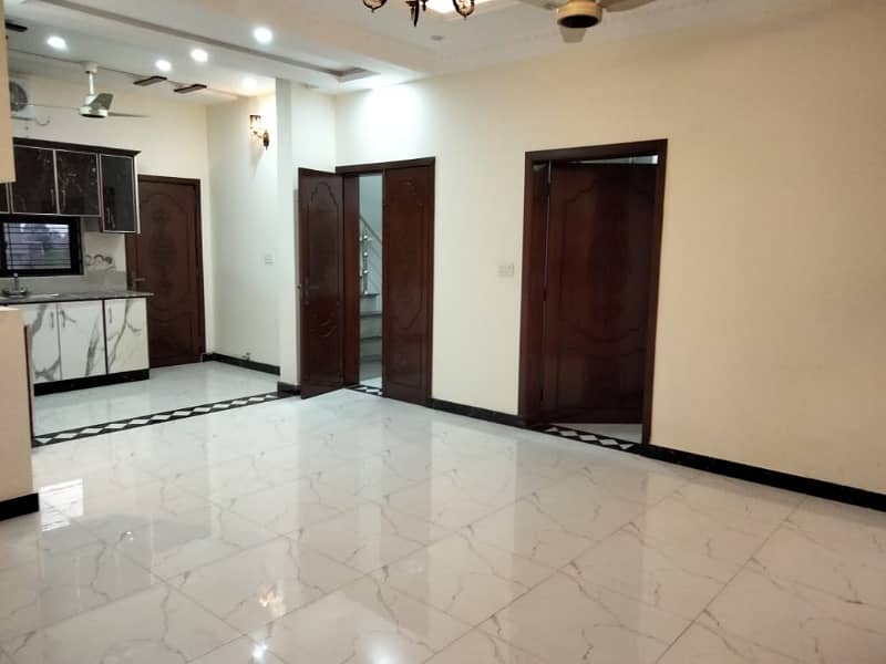 10 Marla Modern House For Rent 2