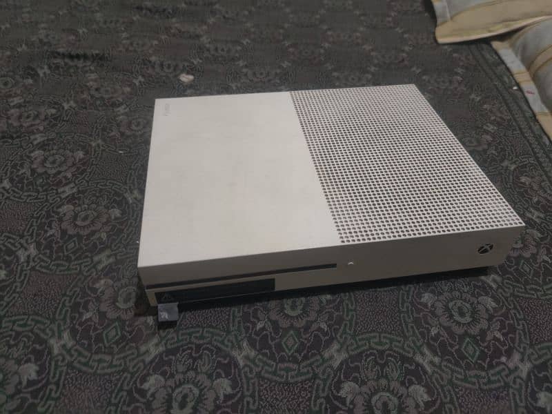 Selling Xbox one s 1