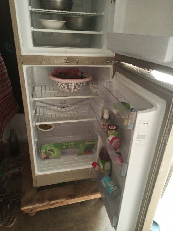 DAWLANCE FRIDGE FOR SALE 2