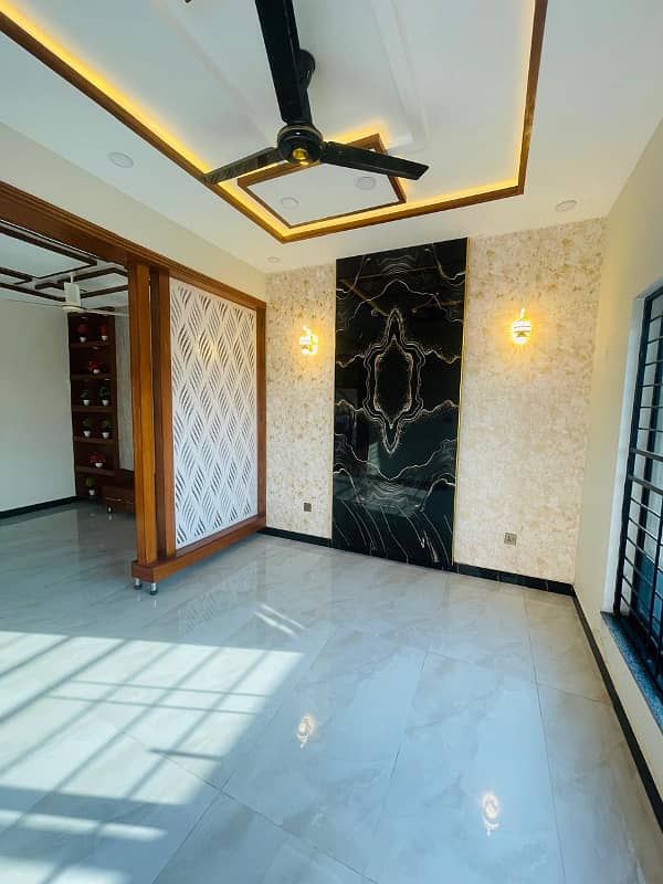 5 MARLA BRAND NEW BEAUTIFUL FOR SALE IN SECTTOR D BAHRIA TOWN LAHORE 19